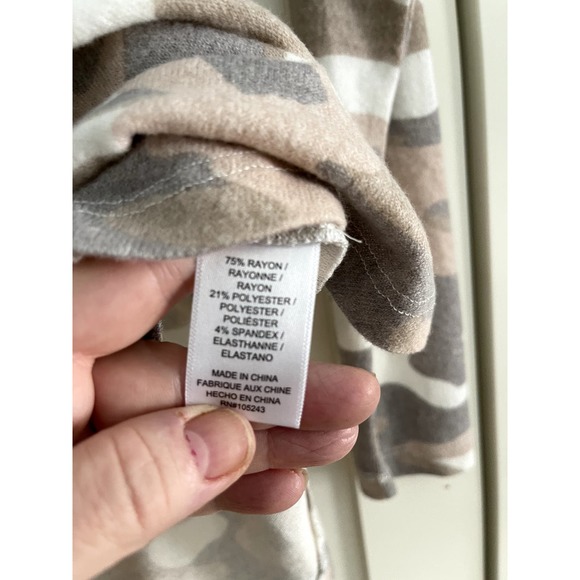 NWT Studio B by Bobeau Light Colored Camo V-Neck Pullover Sweater Top. Sz S - Picture 5 of 7